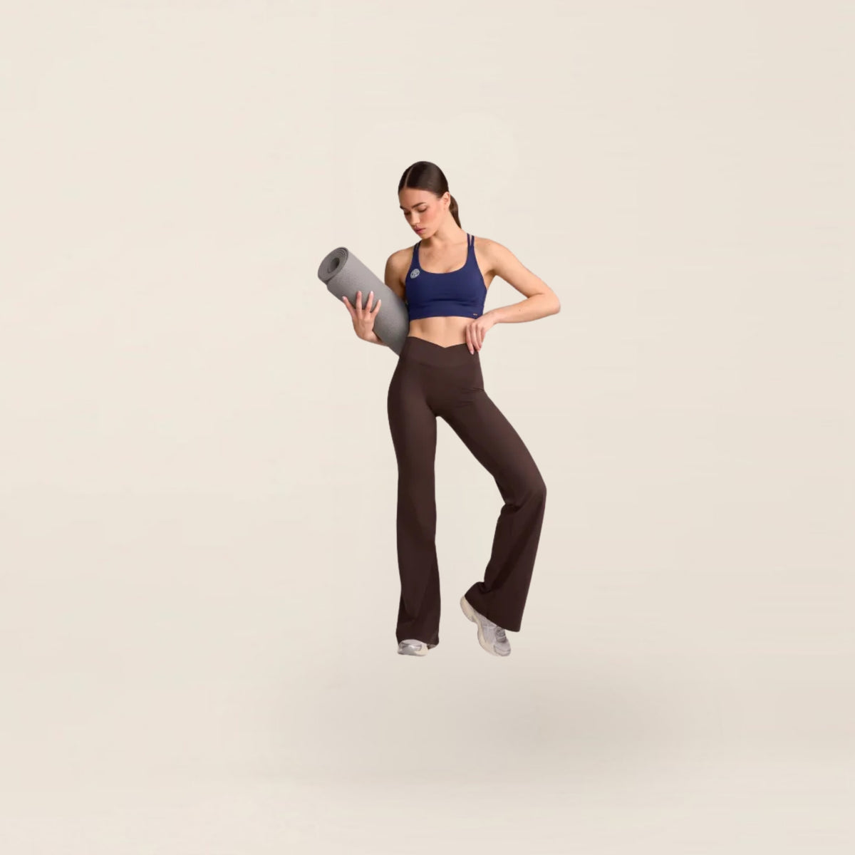 HOW x AIME June bra Navy Blue gedragen