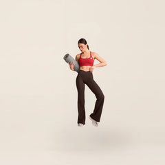 HOW x AIME Sportsbra Dessert Red gedragen