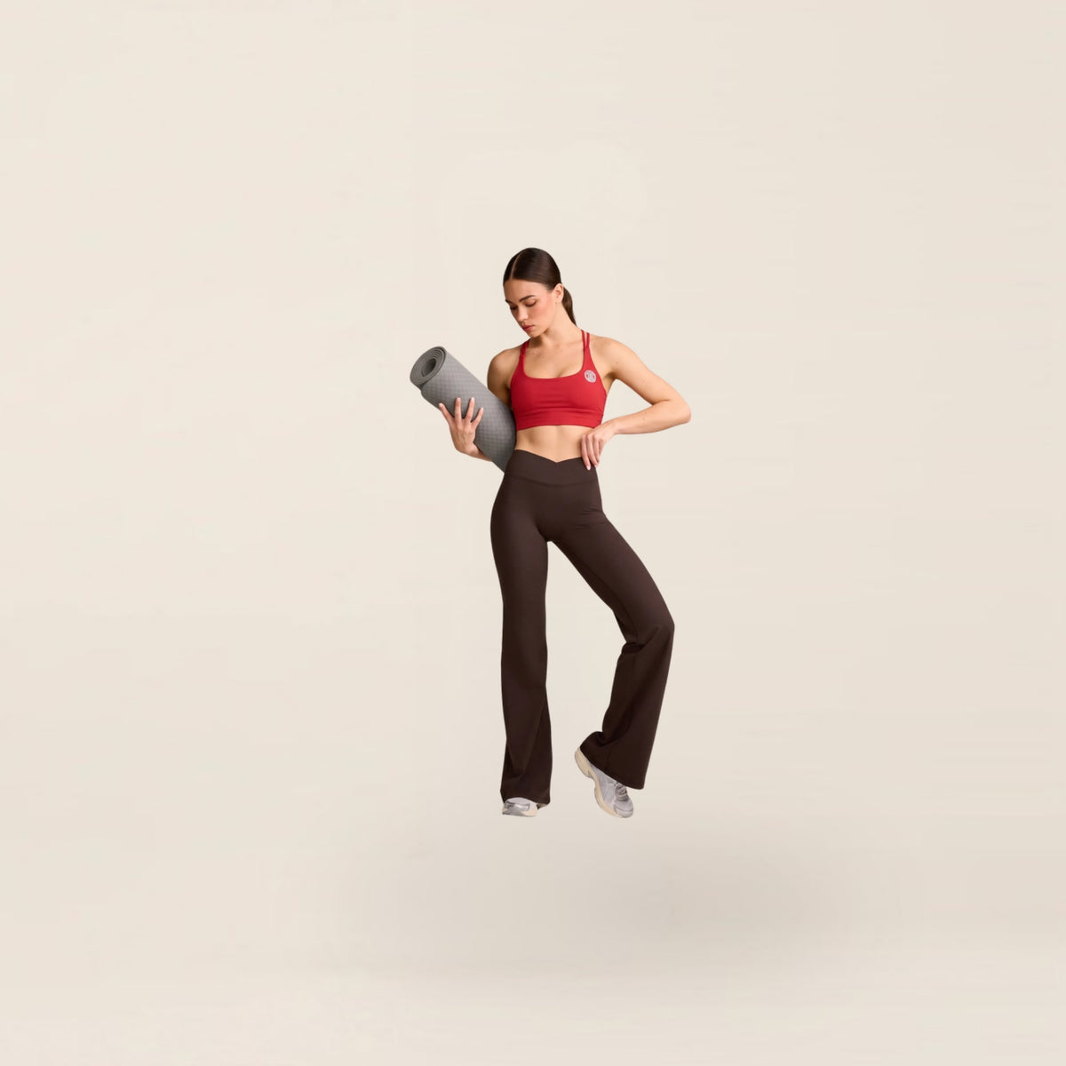 HOW x AIME Sportsbra Dessert Red gedragen